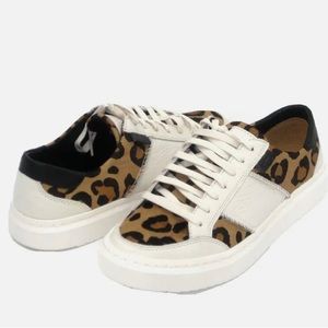 UGG Alameda leopard print  size 9